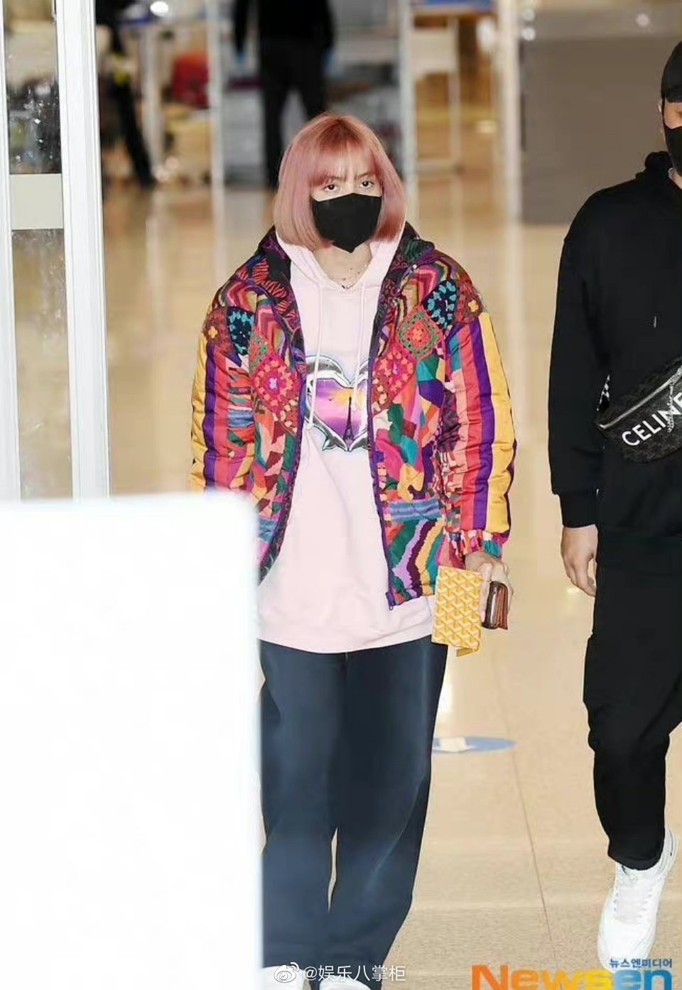 lisa机场饭拍图很想向美女介绍东北大花袄