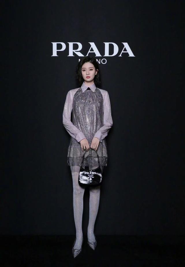 出席活动借鉴乔欣穿搭银色系看起来格外亮眼