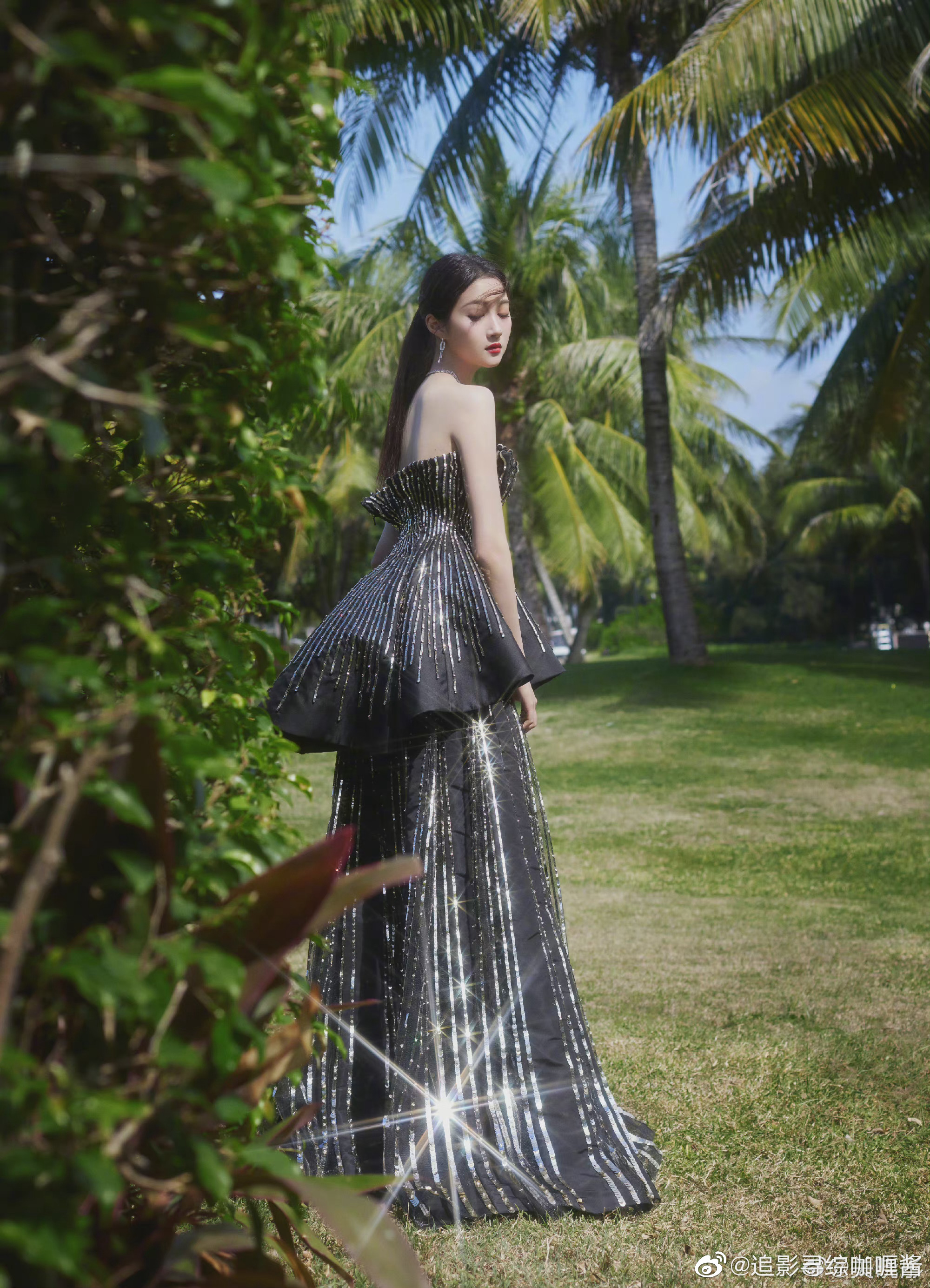 关晓彤微博更新今日gq盛典两套美图