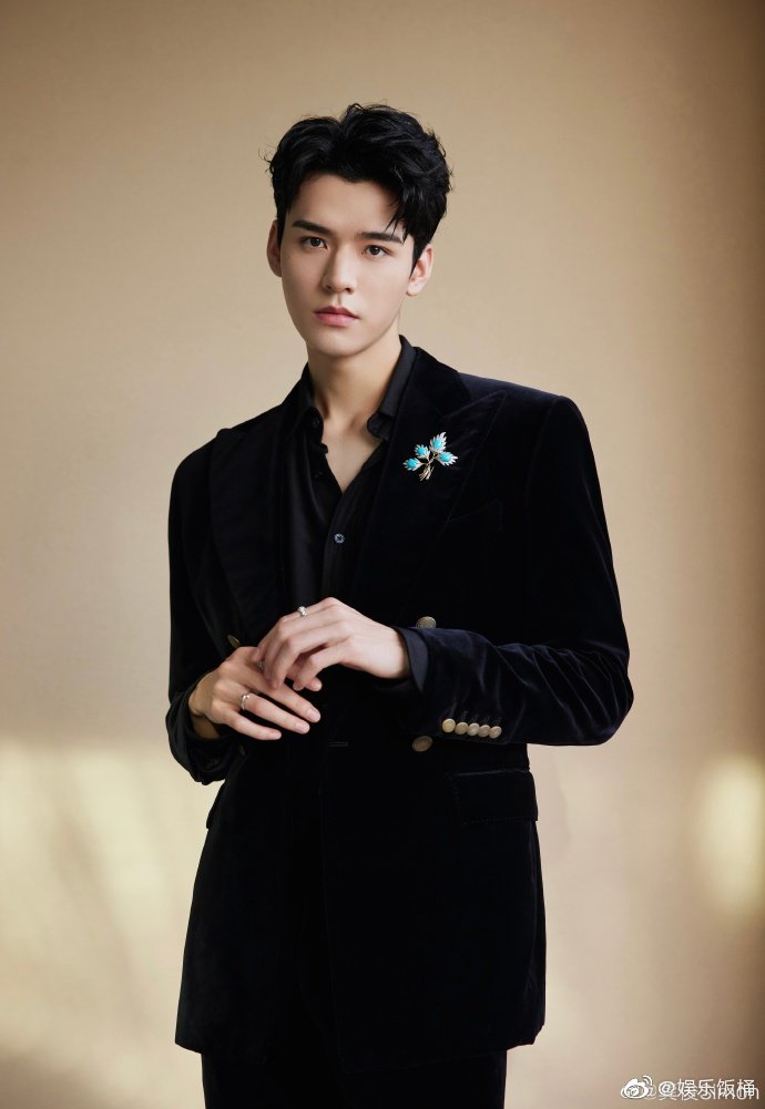 时尚力表现满分的红毯王者!|龚俊_新浪新闻