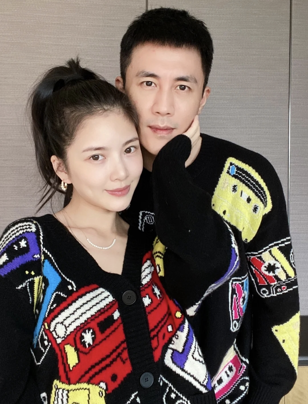 王灿晒与杜淳合影说土味情话高调表白穿情侣装贴脸拥抱好幸福