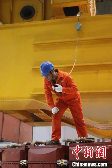 葛洲坝机电公司施工人员在进行吊装监护。刘美玉 摄