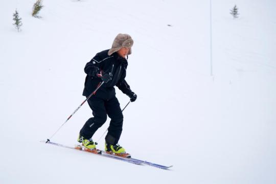 Shan Zhaojian skiing photos.