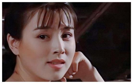 尤其是她在电视剧《铁人》里担女主的时候,才大二,这下名气更大了,说