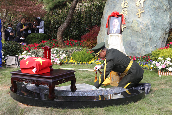 11月15日,袁隆平骨灰安葬仪式在湖南长沙唐人万寿园陵墓举行.