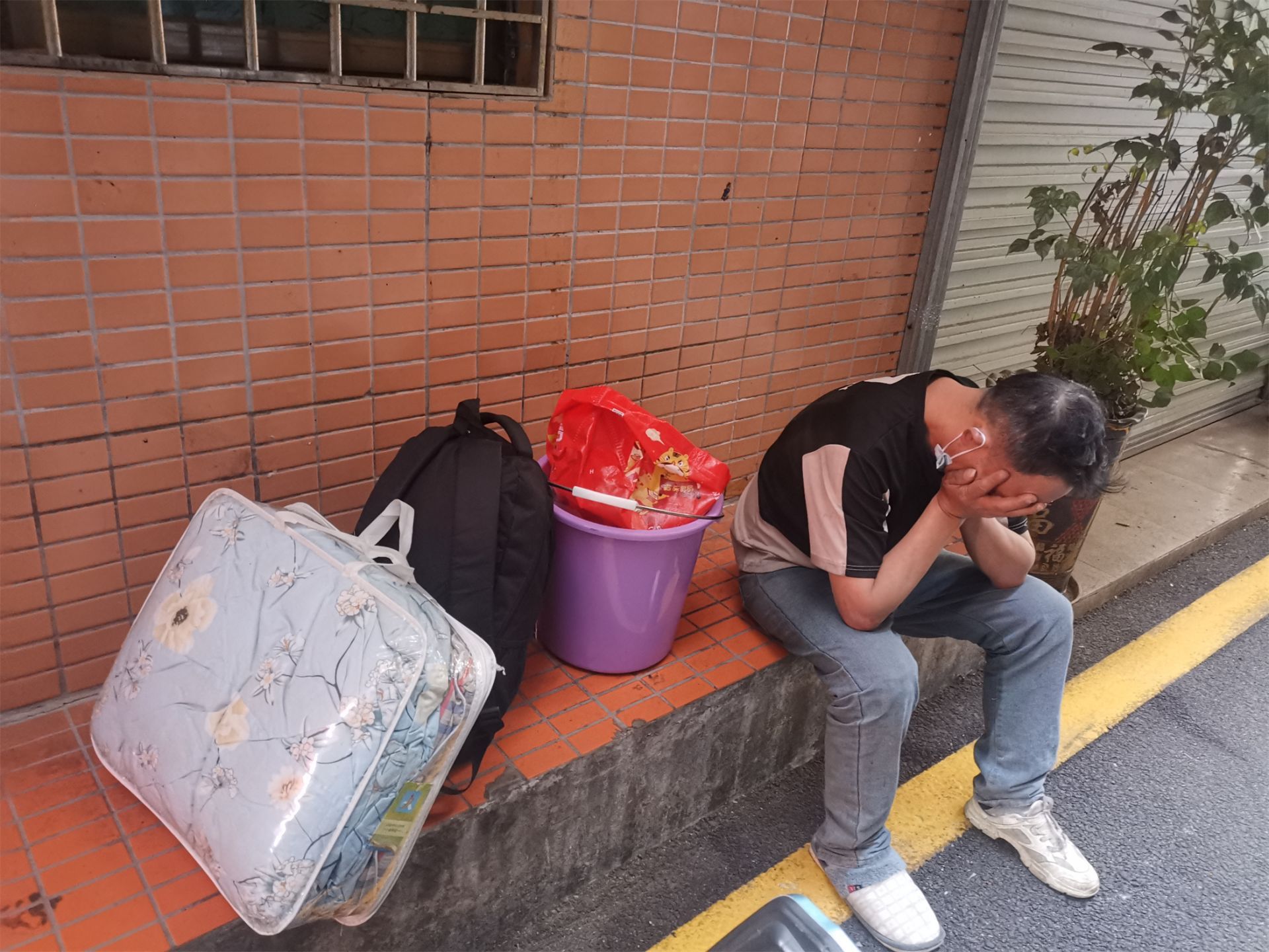 落魄男子醉卧街头公明网格员联合社会力量暖心救助