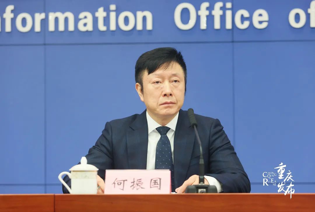 何振国介绍有关情况 李聪冲 摄何振国介绍,在市委人才办和市委组织部