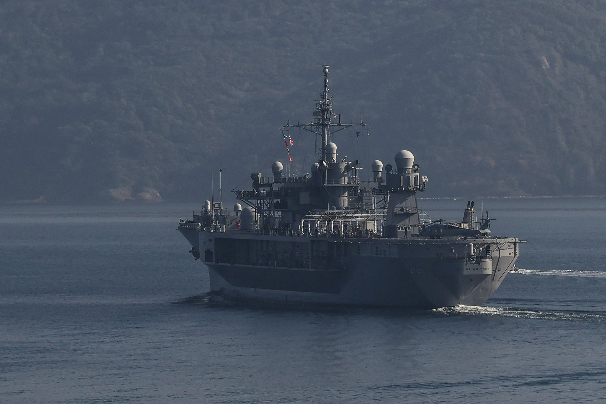 本月4日，美国海军“惠特尼山”号指挥舰驶入黑海海域，参加由美国欧洲司令部主导的多国演习 图自视觉中国