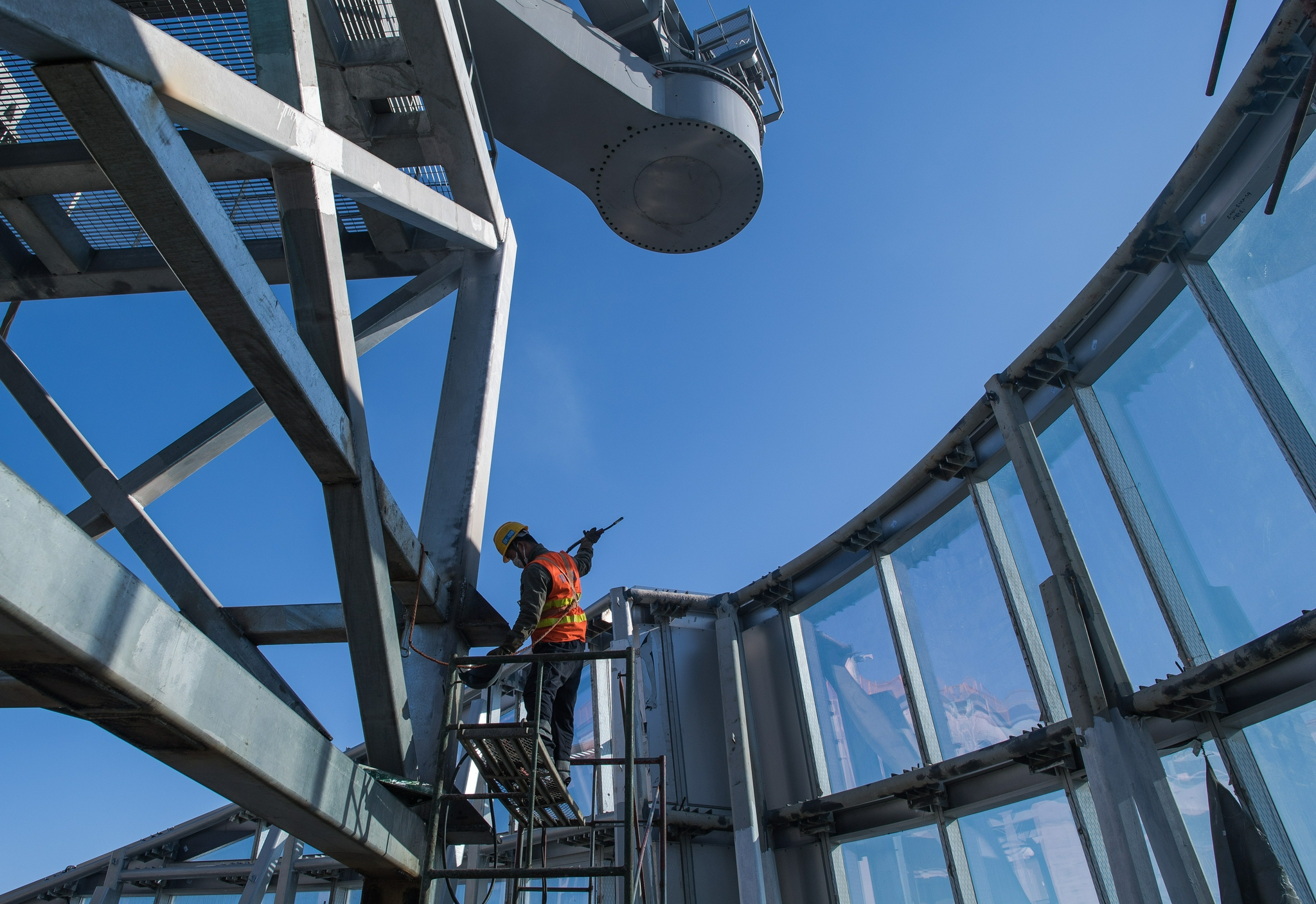 武汉:长江上空传来"工地交响曲"