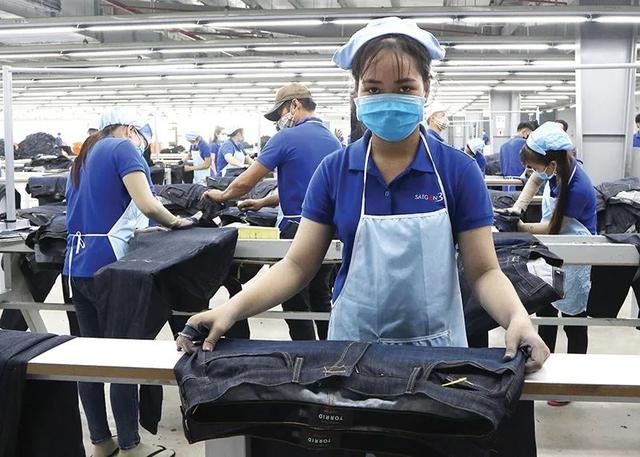 越南服装加工厂的女工 越南媒体图