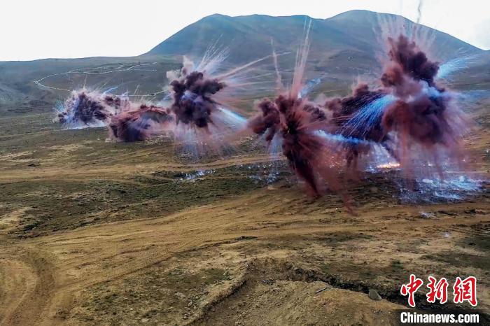 烟雾弹爆炸瞬间. 陈轶楠 摄