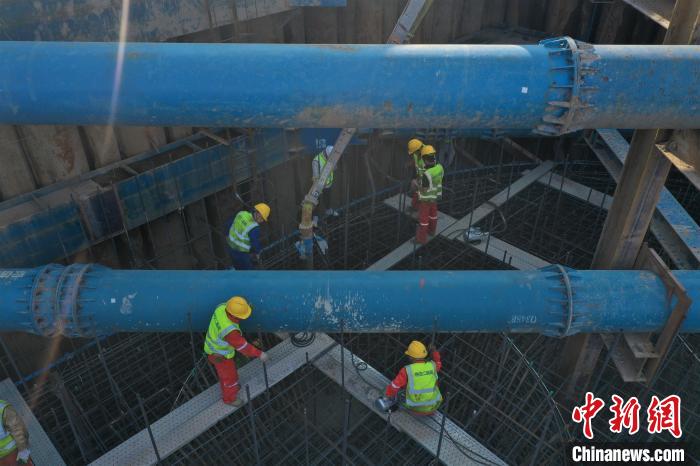 世界最大跨度三塔斜拉桥主桥承台浇筑施工现场。刘文婷 摄