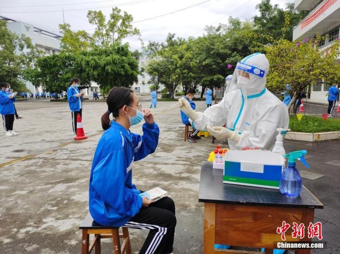 资料图：学生正在做核酸检测。 中新社记者 韩帅南 摄