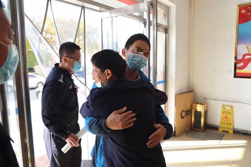 在京团聚！4岁时被人拐走的他，39年后终于找到家人休闲区蓝鸢梦想 - Www.slyday.coM