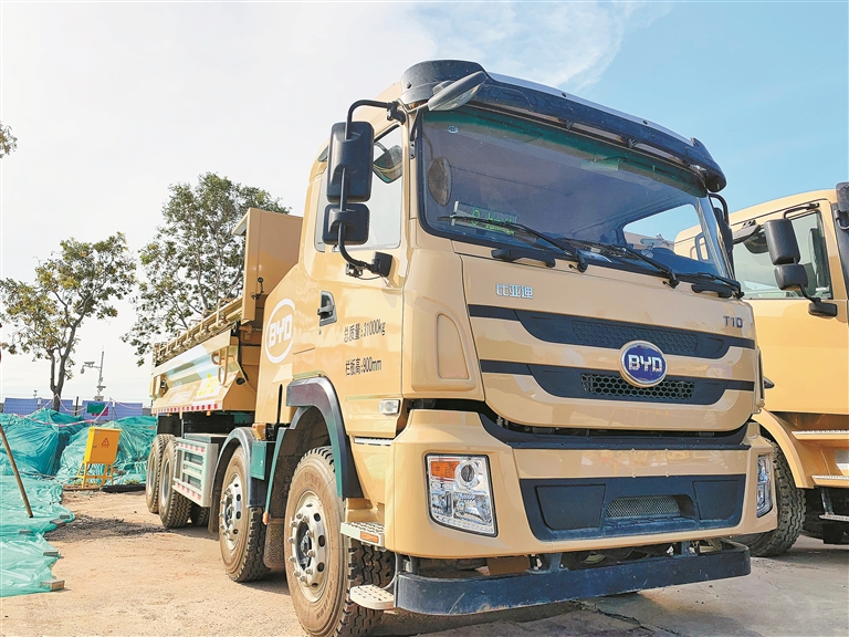 深圳推广应用的新型智能全密闭式泥头车.