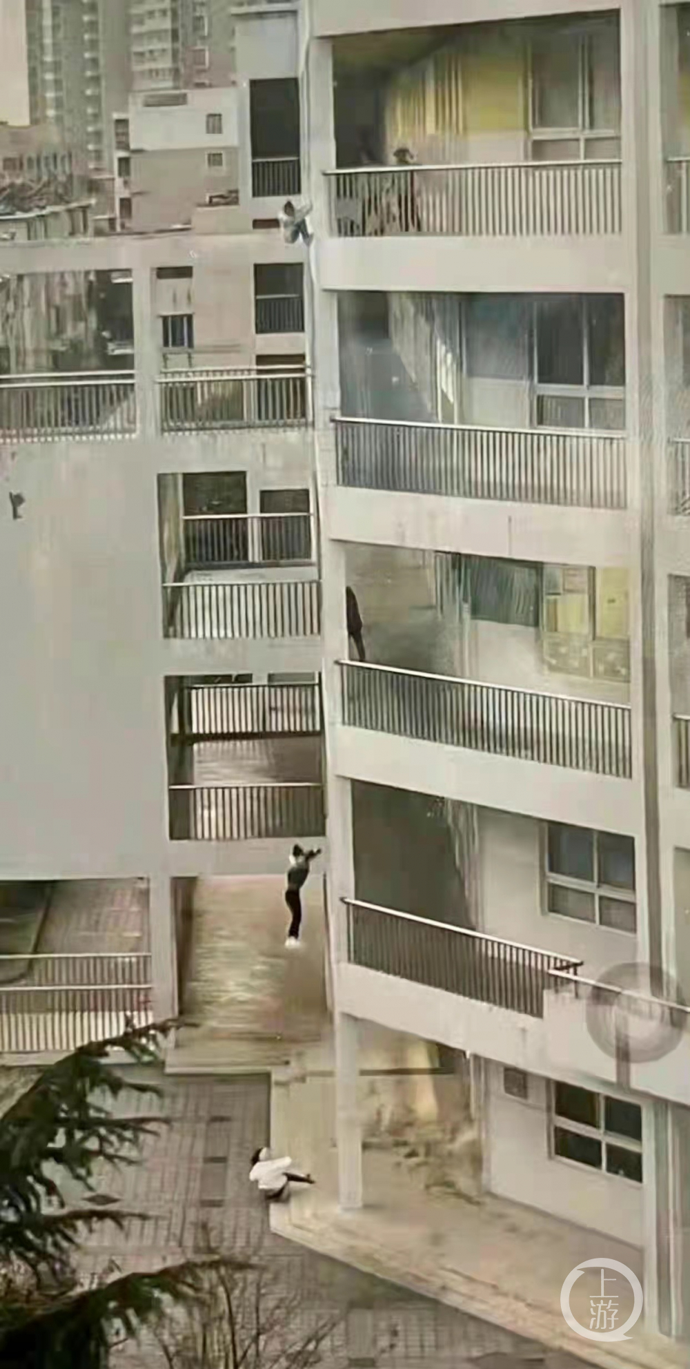 11月16日晚,针对江苏启东3名小学生集体坠楼事件,上游新闻(报料邮箱