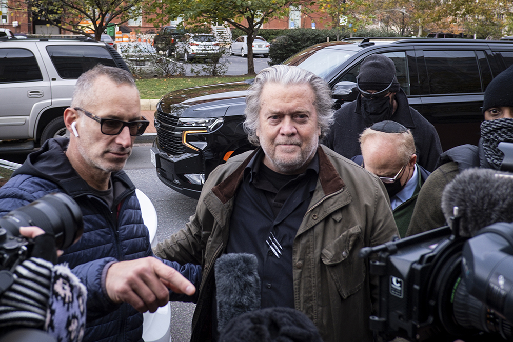 特朗普前顾问班农向美国执法部门自首：承认轻罪休闲区蓝鸢梦想 - Www.slyday.coM