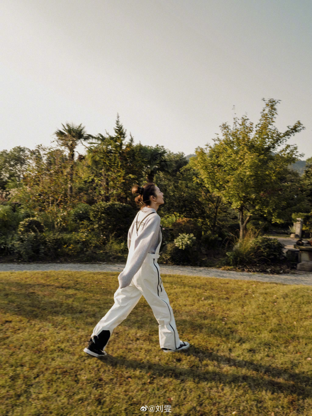 刘雯晒秋末冬初美照 运动套装配高丸子头气质满分