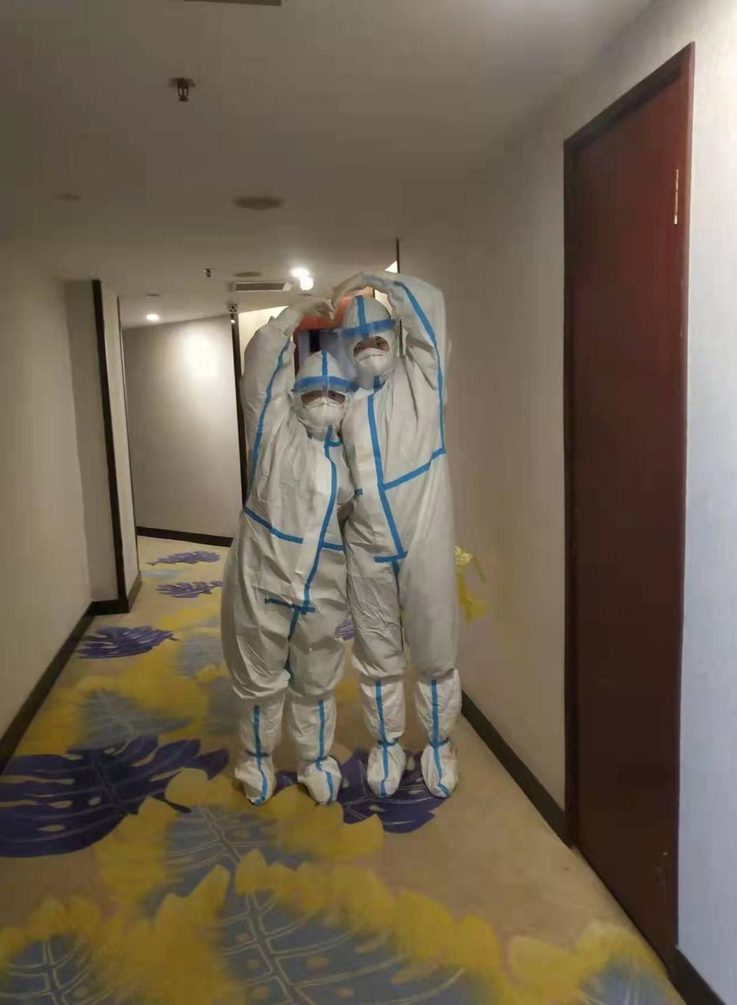 一幅画了一个小时的画,这是在成都市武侯区一家酒店进行隔离的7岁小