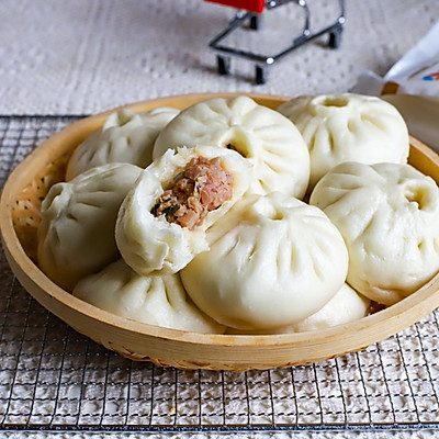 23,蒸好的大肉包表皮光滑,白白胖胖的.