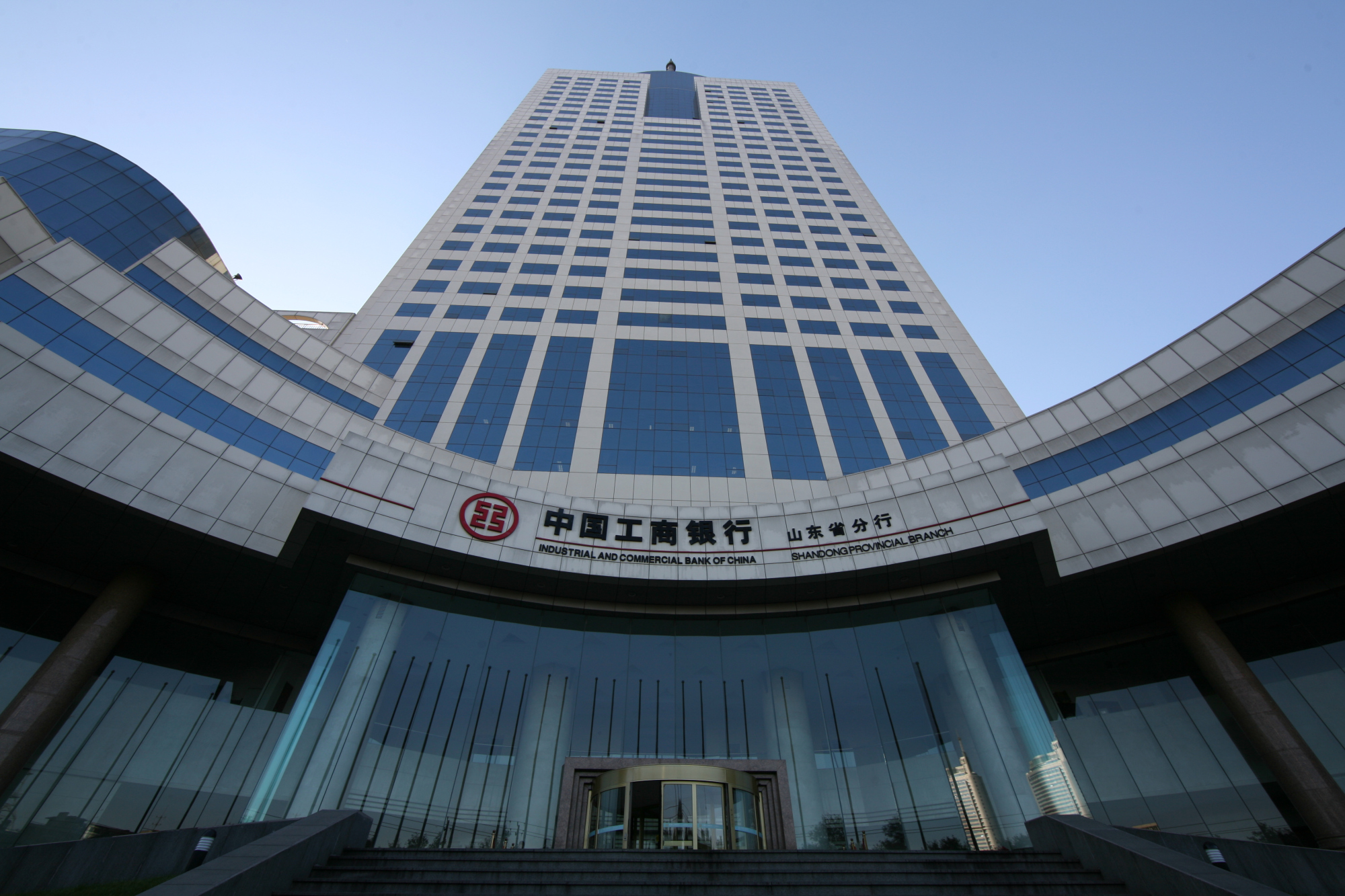 老人在银行门口扎堆排队,宁愿放弃利息也要取钱,发生了什么?