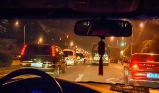老司机:夜间高速开车的"四大技巧",都是经验总结