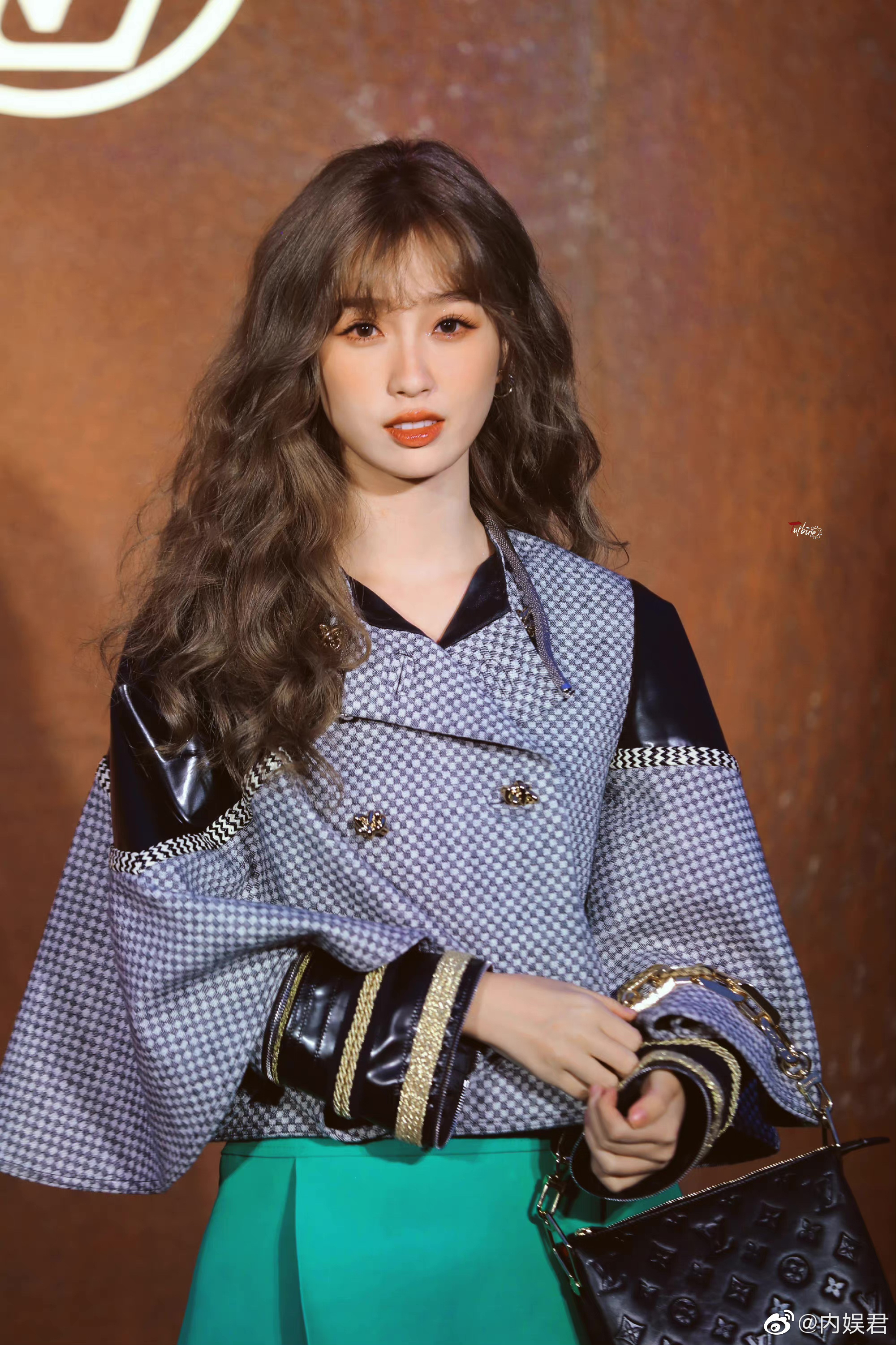 今天的虞书欣是穿上了骑士装的洋娃娃栗子色的羊毛卷真的太可爱