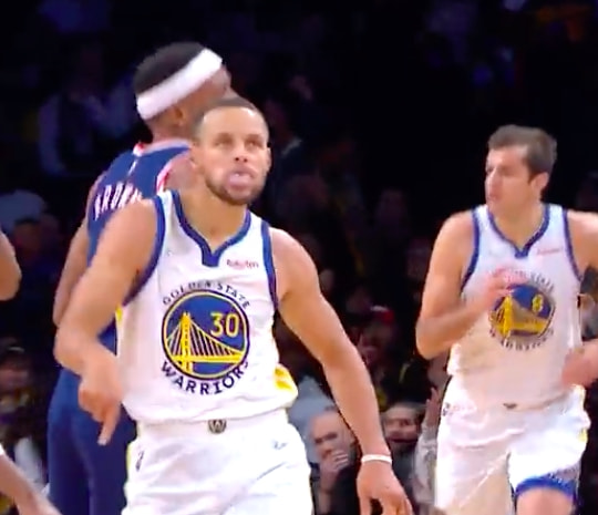 抖肩庆祝！库里9三分37分创纪录完胜扎心：客场MVP呼声盖过阿杜休闲区蓝鸢梦想 - Www.slyday.coM