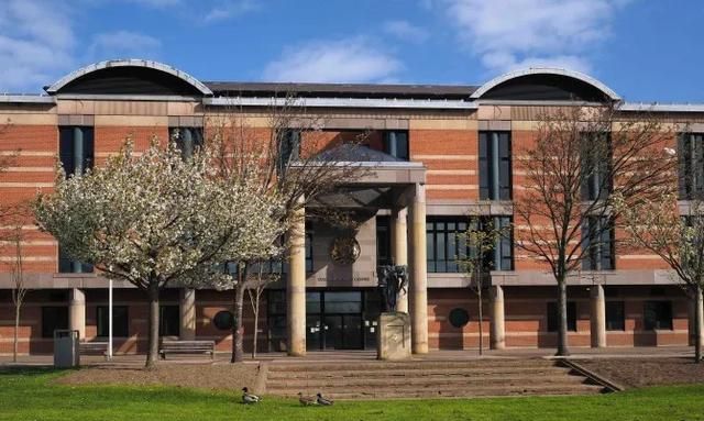 英国35岁已婚女教师,性侵16岁女学生,被公务员丈夫逮住并举报休闲区蓝鸢梦想 - Www.slyday.coM