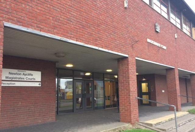 英国35岁已婚女教师,性侵16岁女学生,被公务员丈夫逮住并举报休闲区蓝鸢梦想 - Www.slyday.coM