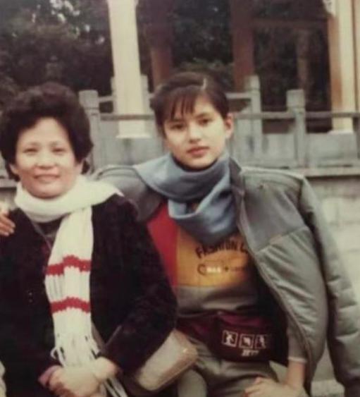 对比差距还是非常大的,小时候的李若彤其实长相一般,到了大一点之后