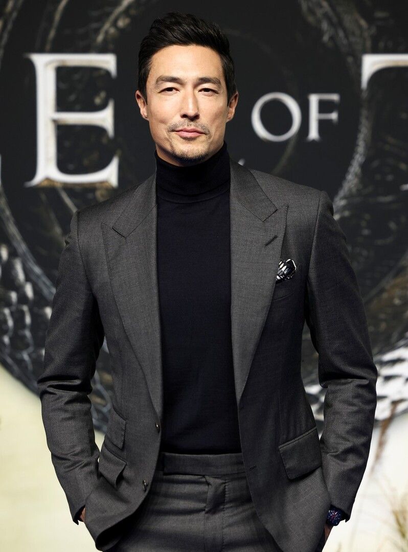 41岁的丹尼尔·海尼出席新剧《时光之轮》世界首映礼,依然帅气|时光之