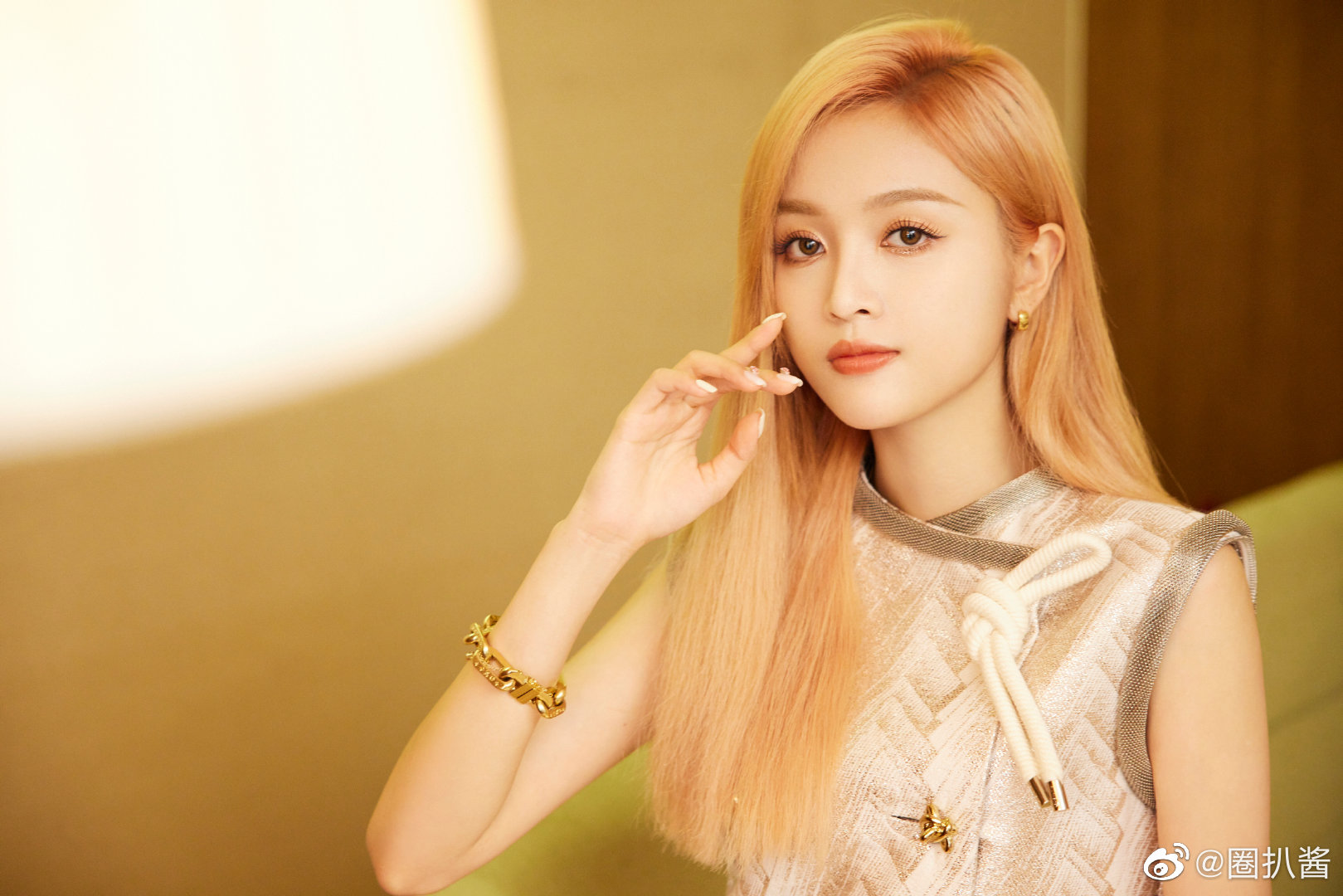 这是什么神仙发色啊!粉色好仙气好可爱啊!|吴宣仪_新浪新闻