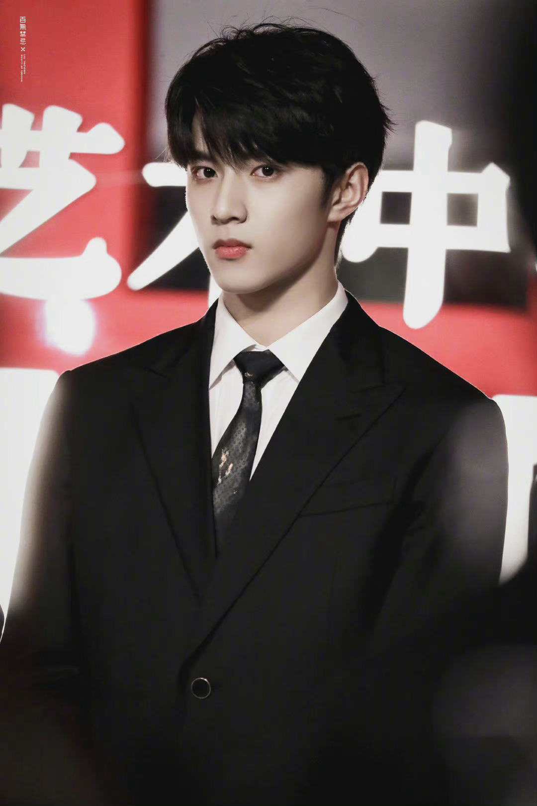 刘耀文东方风云榜造型,黑色西装衬托端正帅气|刘耀文|东方风云榜_新浪