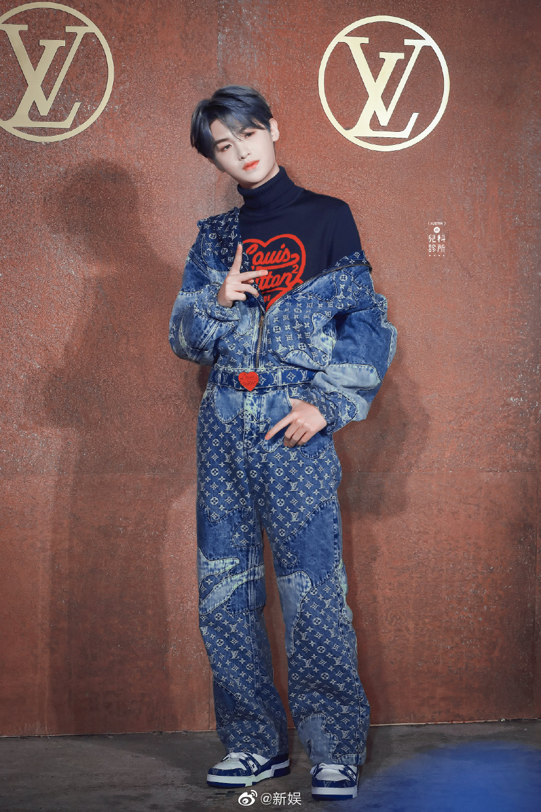 justin黄明昊1117红毯图一身满印牛仔套装内搭高领毛衣