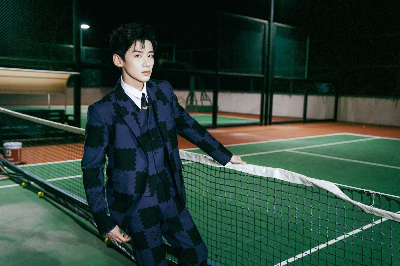 白敬亭今晚看秀造型96 蓝黑格纹西装造型尽显绅士优雅,好帅好帅