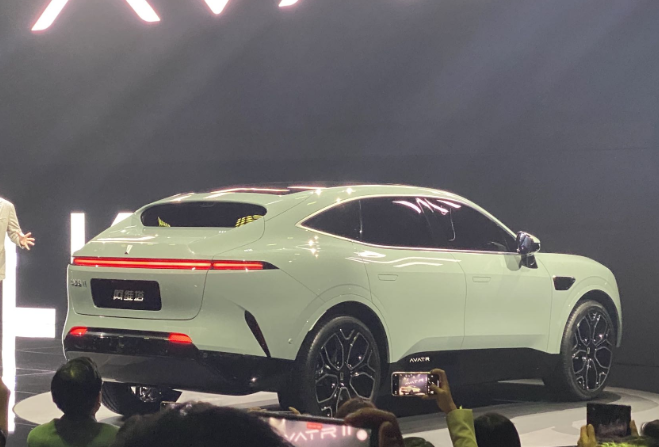 集长安、华为、宁德时代精华于一身，阿维塔首款车型正式发布！休闲区蓝鸢梦想 - Www.slyday.coM