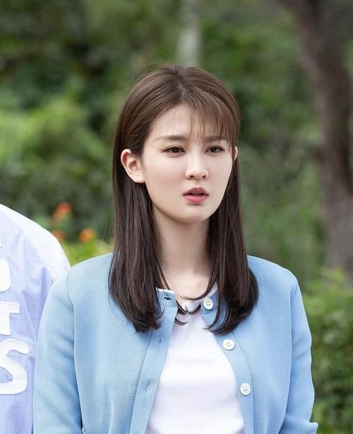 乔欣就像红色的玫瑰渐渐绽放自己的独特魅力