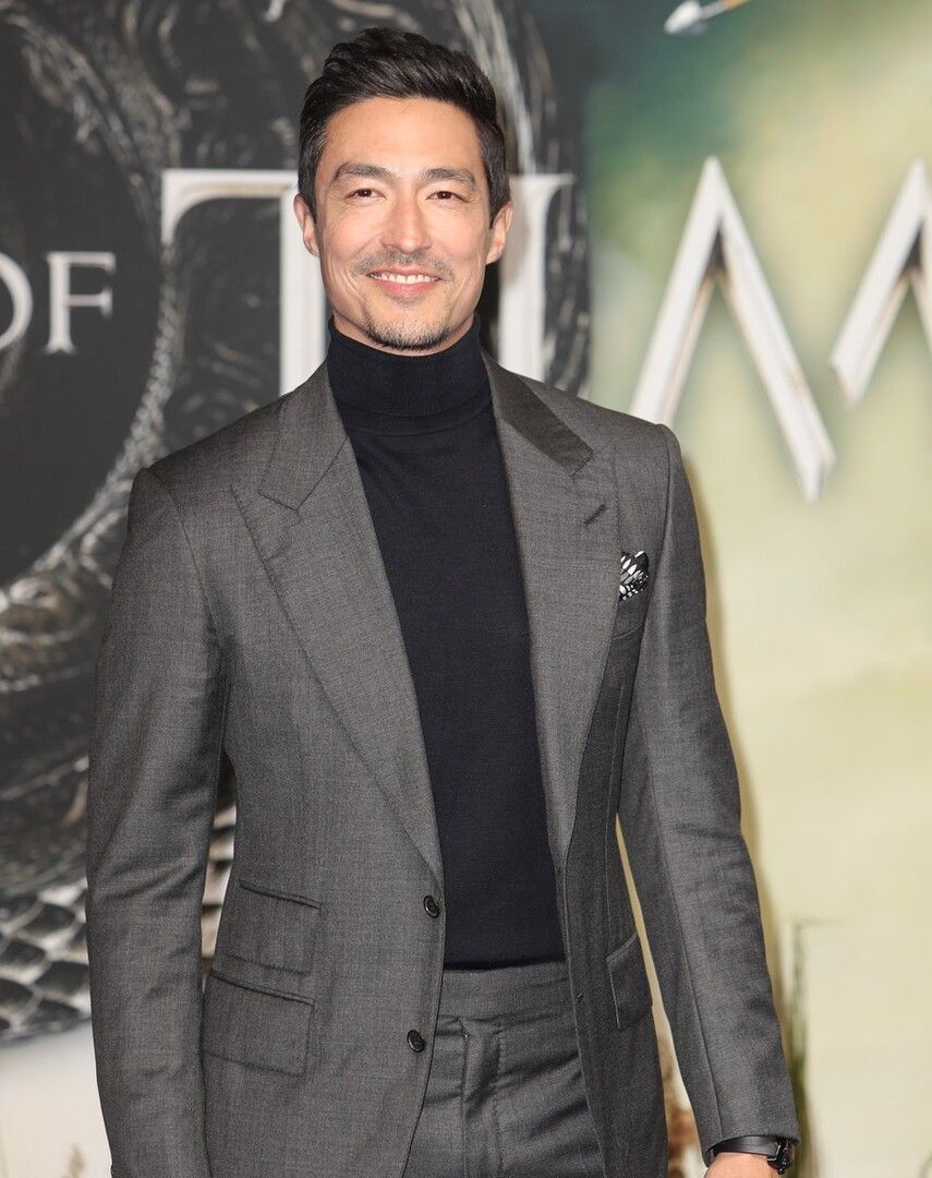 41岁的丹尼尔·海尼出席新剧《时光之轮》世界首映礼,依然帅气|时光之