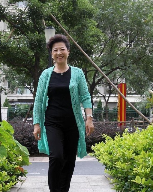 72岁王馥荔风韵犹存低马尾卷发温柔大气值得奶奶辈借鉴
