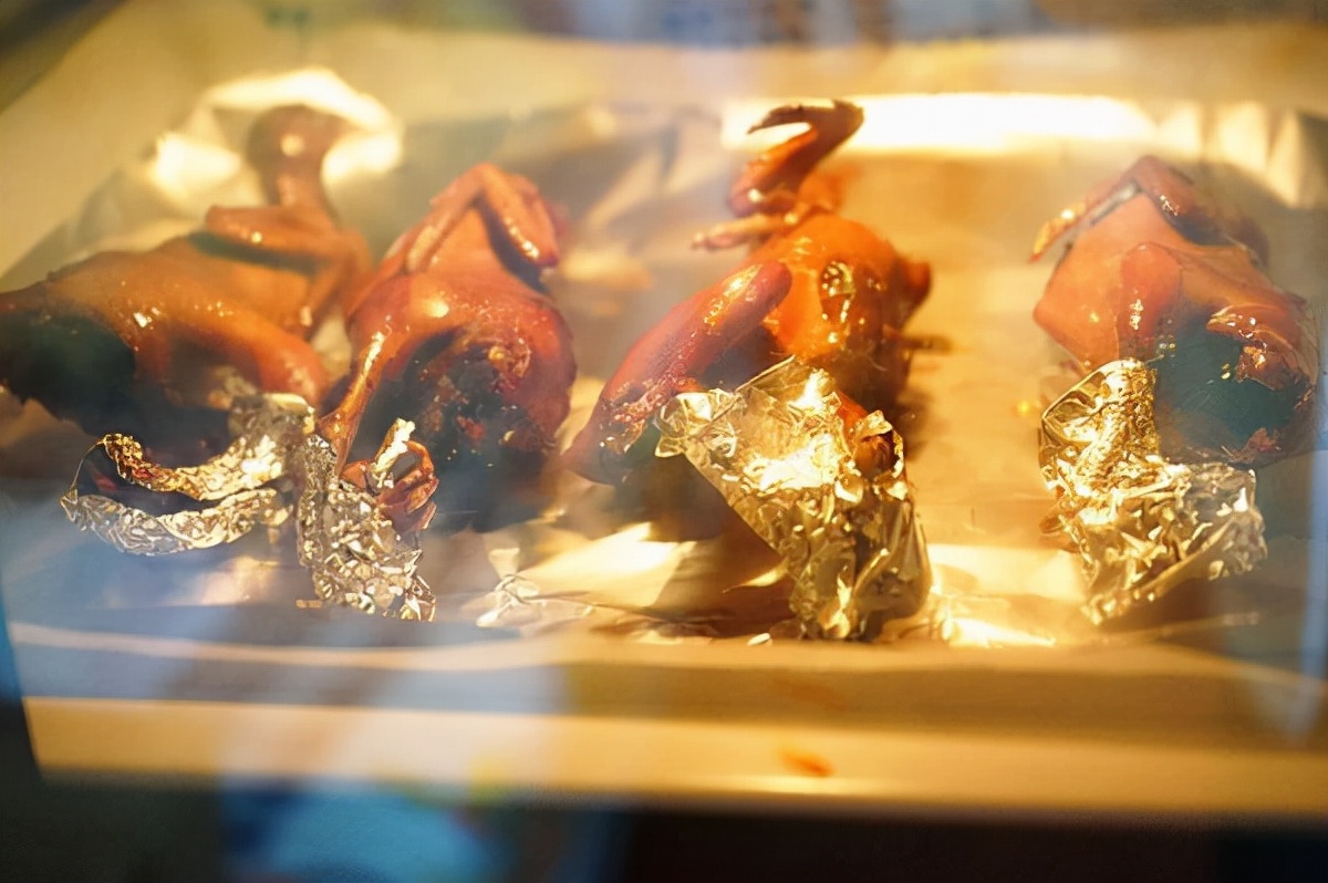 烤鸡太大吃不了那就试试烤鹌鹑吧体积小入味百香果味的哦