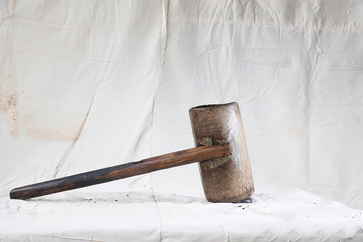 是砍自家的竹子,选择一根大的竹子,锯一个节下来,再加上一根木棍上去