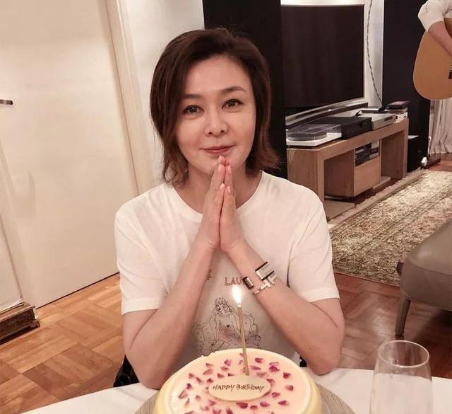 59岁关之琳素颜逛街,看中手链爽快买显富婆身份,孤单落寞没人陪__财经