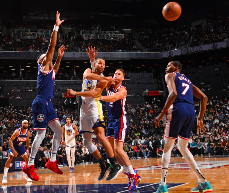 抖肩庆祝！库里9三分37分创纪录完胜扎心：客场MVP呼声盖过阿杜休闲区蓝鸢梦想 - Www.slyday.coM