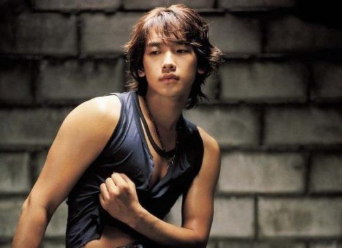 rain新剧路透身形消瘦五官立体比年轻时更帅气