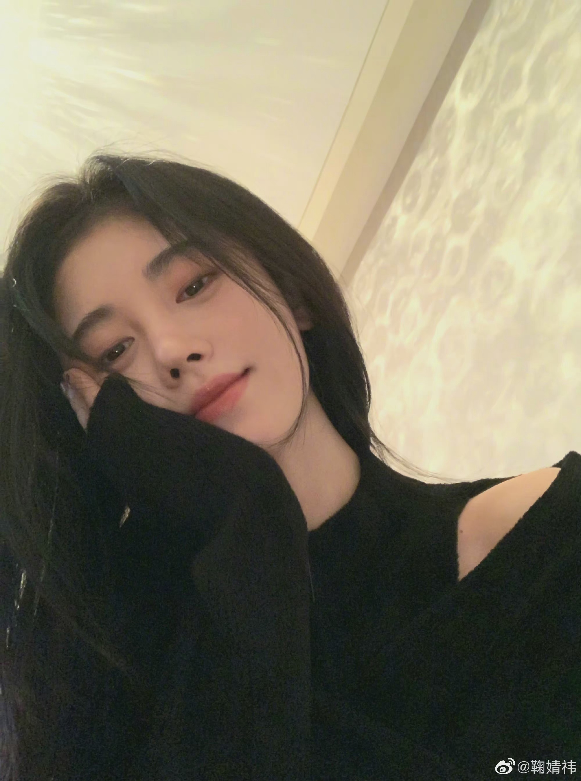 鞠婧祎微博更新出现一下黑色露肩毛衣