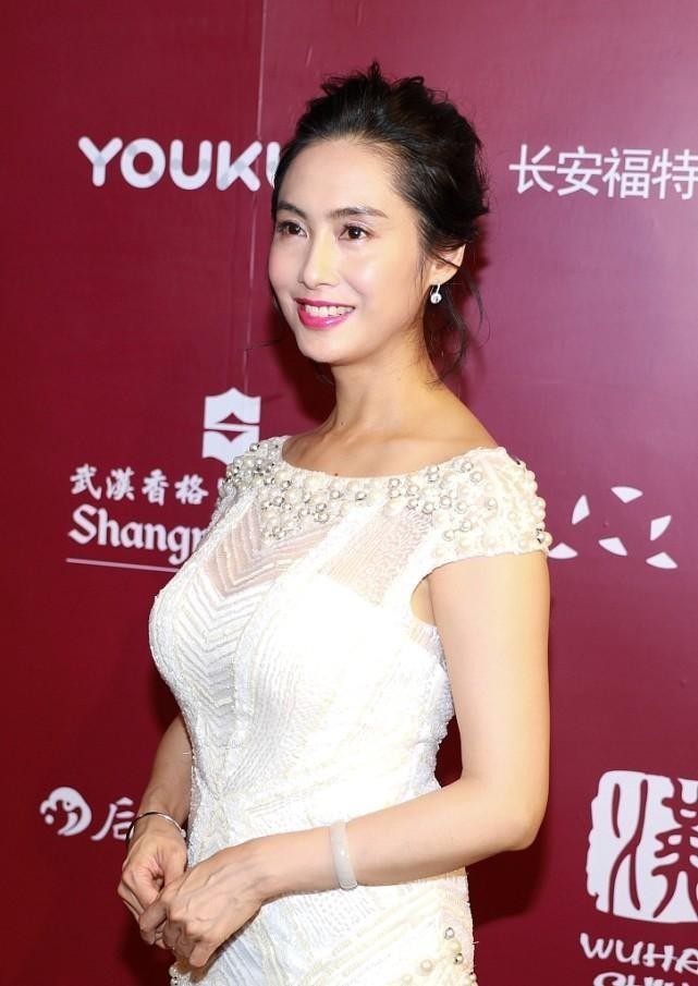 朱茵的身材保持得挺好,穿白裙看得出曲线,面容也有无医美的感觉