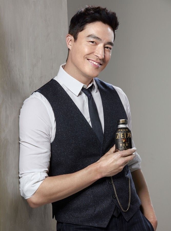 41岁的丹尼尔·海尼出席新剧《时光之轮》世界首映礼,依然帅气|时光之