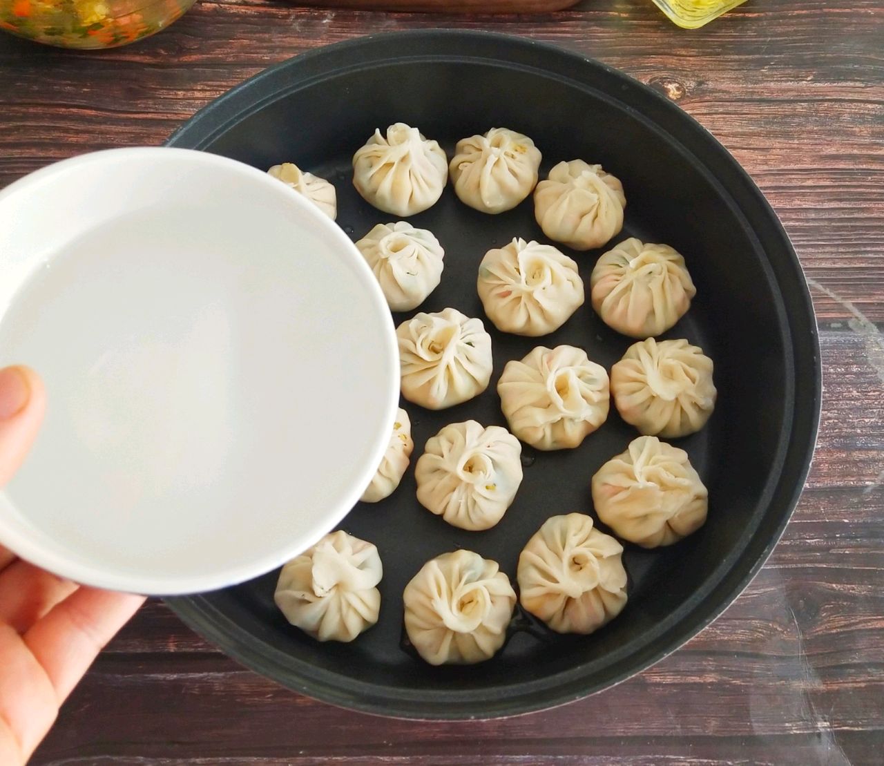 吃剩下的饺子皮重新利用做成美味的水煎包早餐好选择