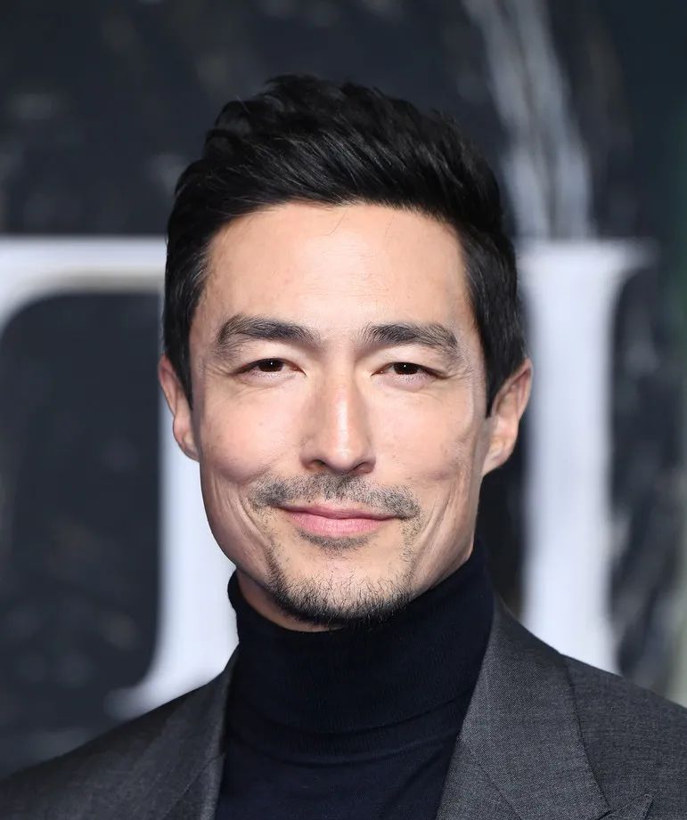 41岁的丹尼尔·海尼出席新剧《时光之轮》世界首映礼,依然帅气|时光之